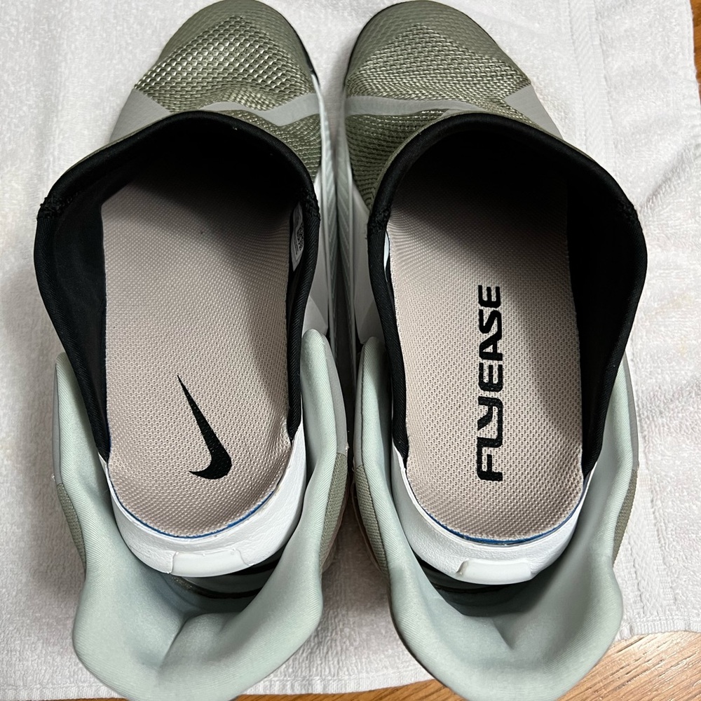 Men’s size 10.5 Nike Flyease sneakers